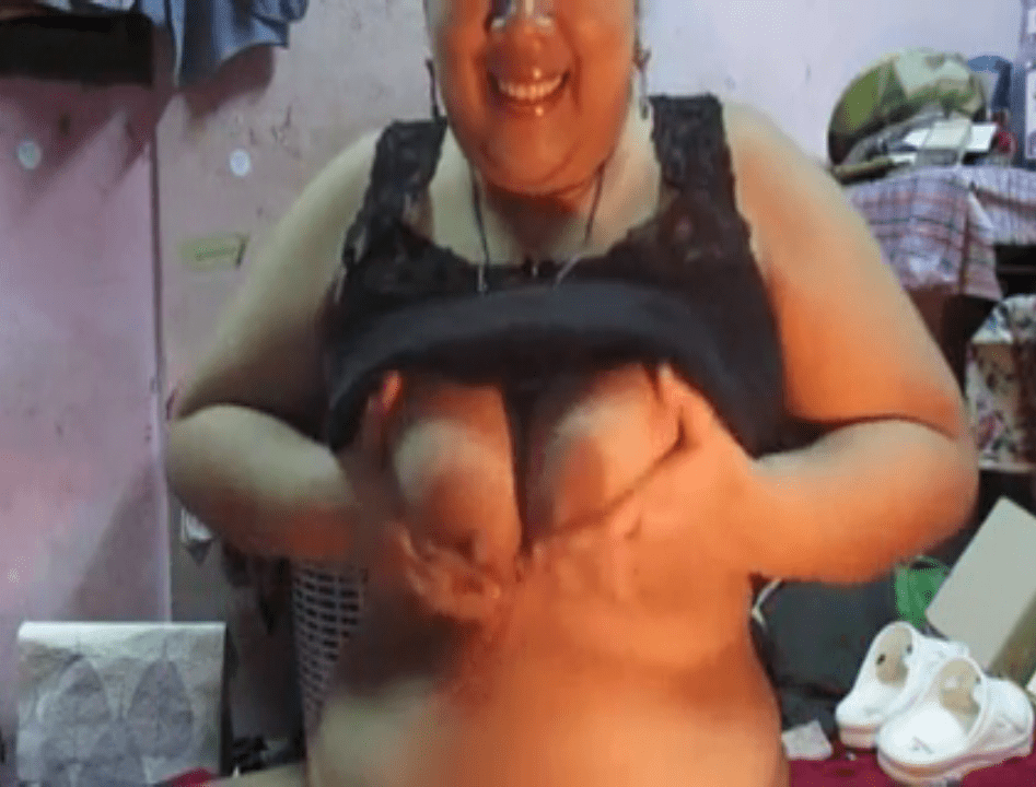 Chubby Indian Bhabhi exposing her naked body on Antarvasna Cam