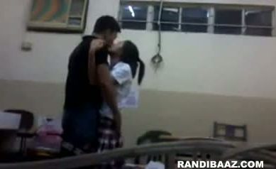 School mai teacher ne kamsin ladki chodi