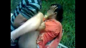 village ke khet mai kisaan se labor ke bibi ki chut chudai